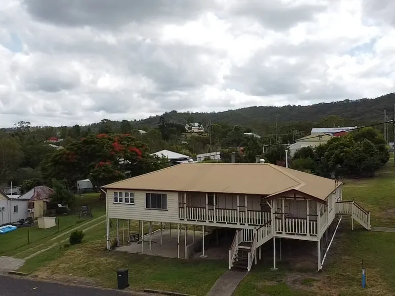 Highset 3 bed plus office & 1 bathrooms 2 toilet