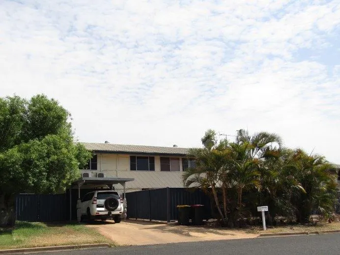 BOLD AND BEAUTIFUL - POOL - EXCELLENT CAR PARKING - WORKSHOP AREA