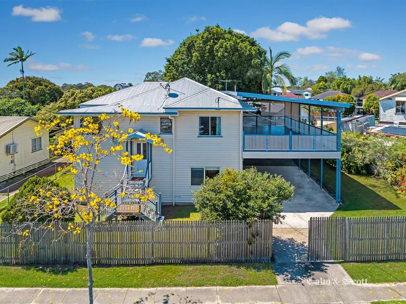 DUAL LIVING HOME WITH EXPANSIVE OUTDOOR ENTERTAINERS DECK !