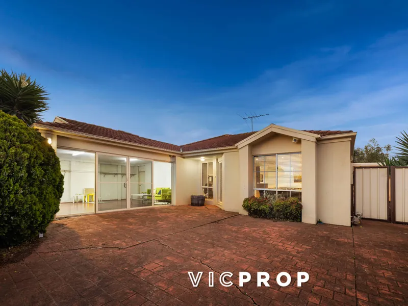 Spacious family living, plus separate study!!