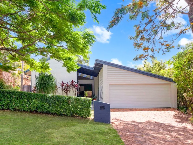 Family home only moments to popular Oxford Street precinct