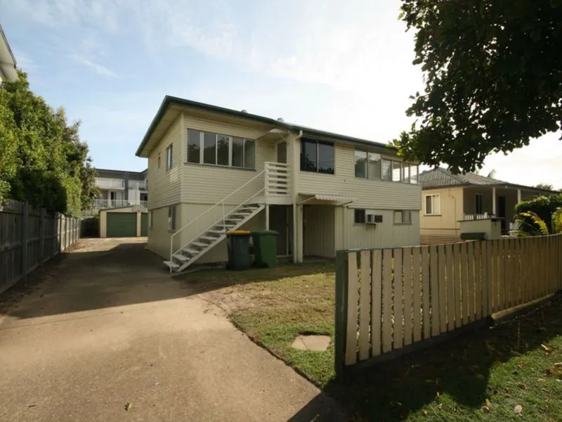 FAMILY HOME - WALK TO BEACH AND SHOPS