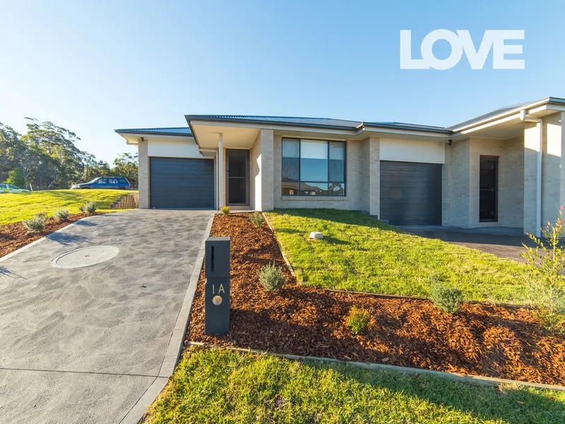 LOW MAINTENANCE LAKESIDE LIVING!