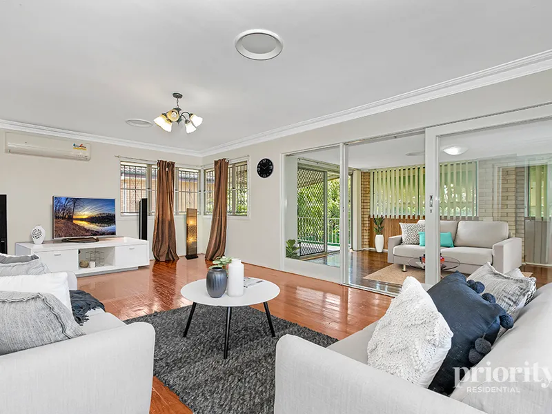 HIGHSET BRICK HOME WITH POTENTIAL FOR HOME OFFICE ON 668 m2!