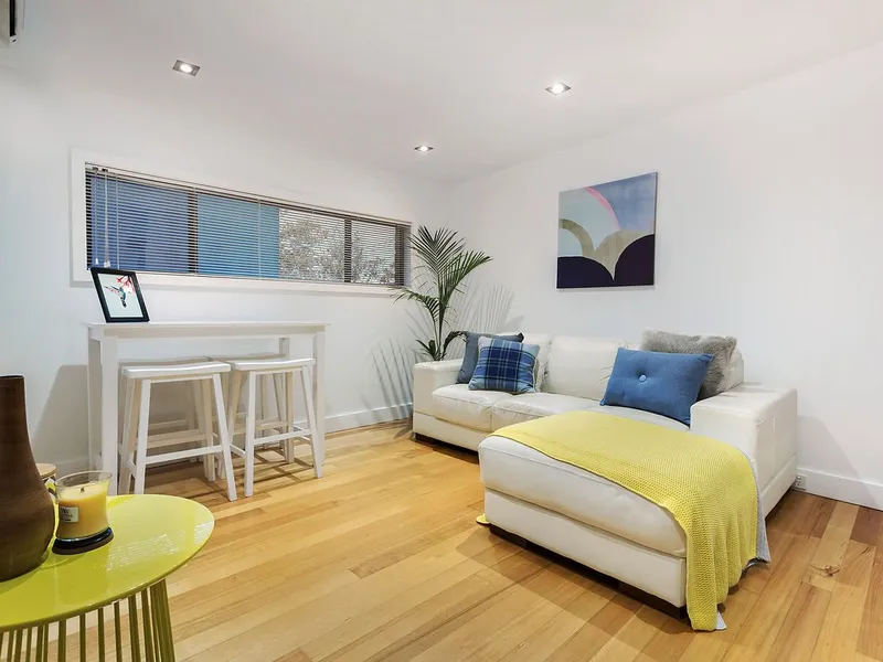 TRENDY TRI-LEVEL TOWNHOUSE! 1 WEEKS FREE RENT!