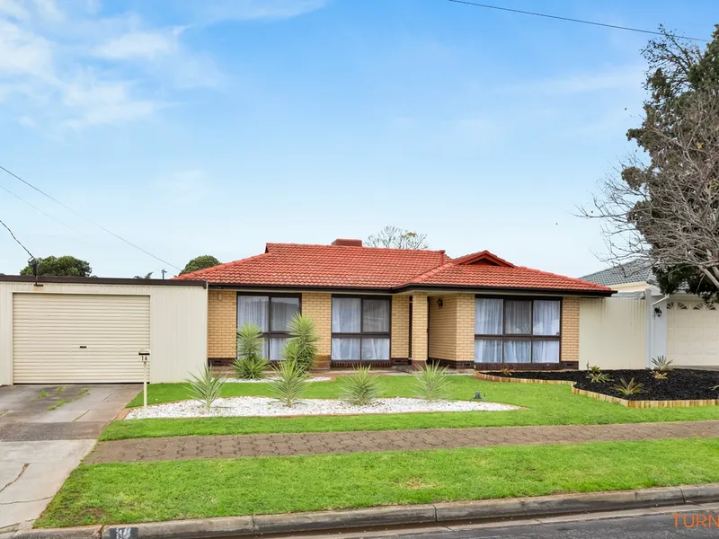 The Epitome of Contempory Family Living!!