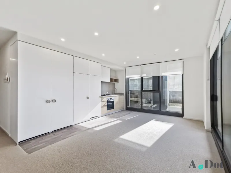 BRIGHT LIVING IN CAULFIELD! – PERFECT LOCATION!!