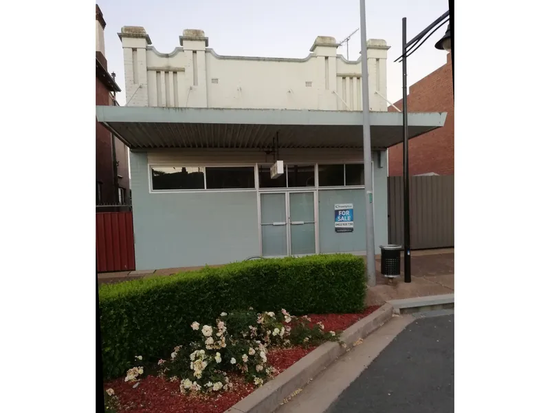 HARDEN RESIDENCE WITH MAIN STREET SHOP FRONT