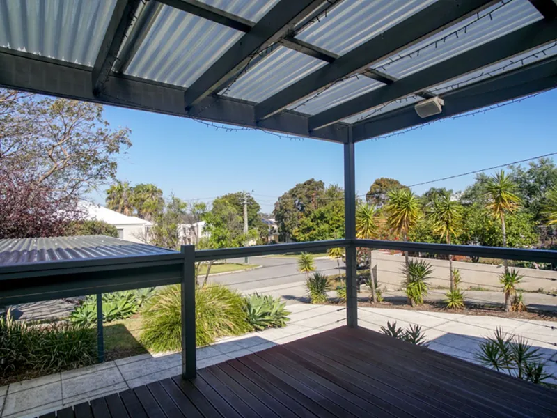 Elevated and private 4 x 1 with pleasant views in a quiet street
