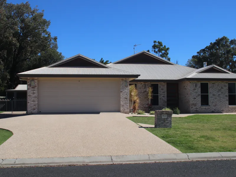 Modern Spacious 4 Bedroom Home - 6 Car Spaces - Ideal Location