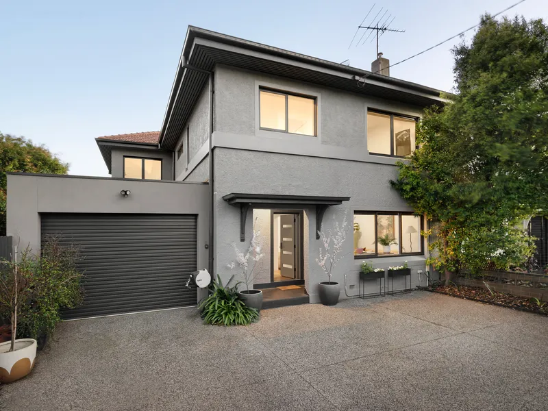 Grand Family Bank Home Directly Opposite Parklands