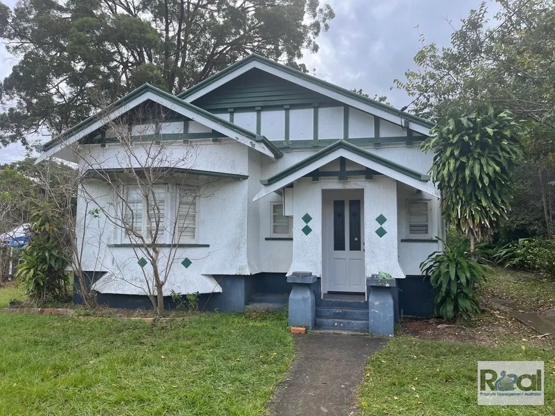 Charming and Convenient: Holland Park West Rental Property Available Now!