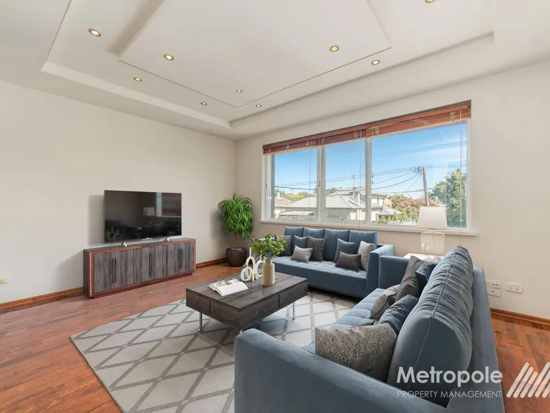 STYLISH THREE BEDROOM APARTMENT IN ELSTERNWICK