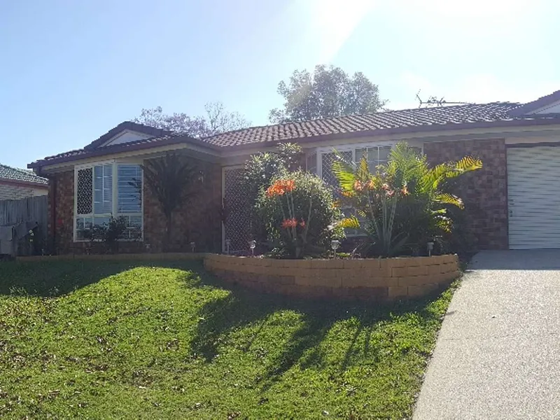 PRIME LOCATION - SHOPS, SCHOOLS, TRANSPORT, DOCTORS - EVERYTHING YOU NEED