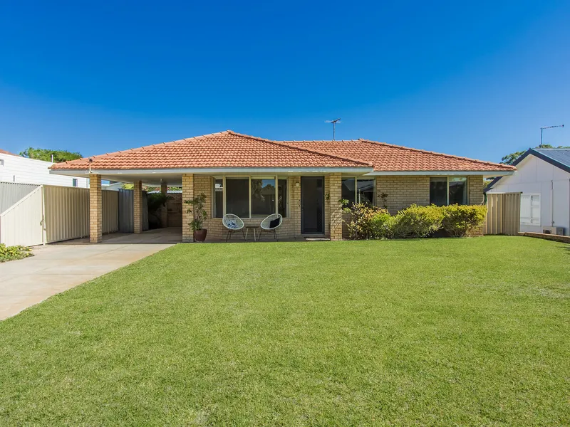 CUTE SHOALWATER HOME IN DREAM LOCATION!