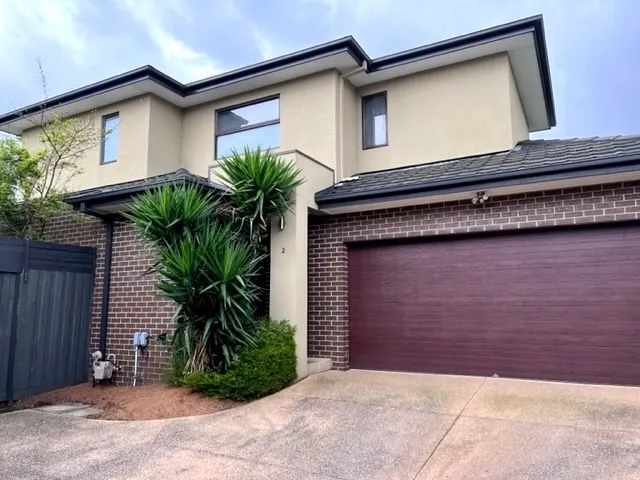 Immaculate Private Townhouse - Three Bedrooms + Home office