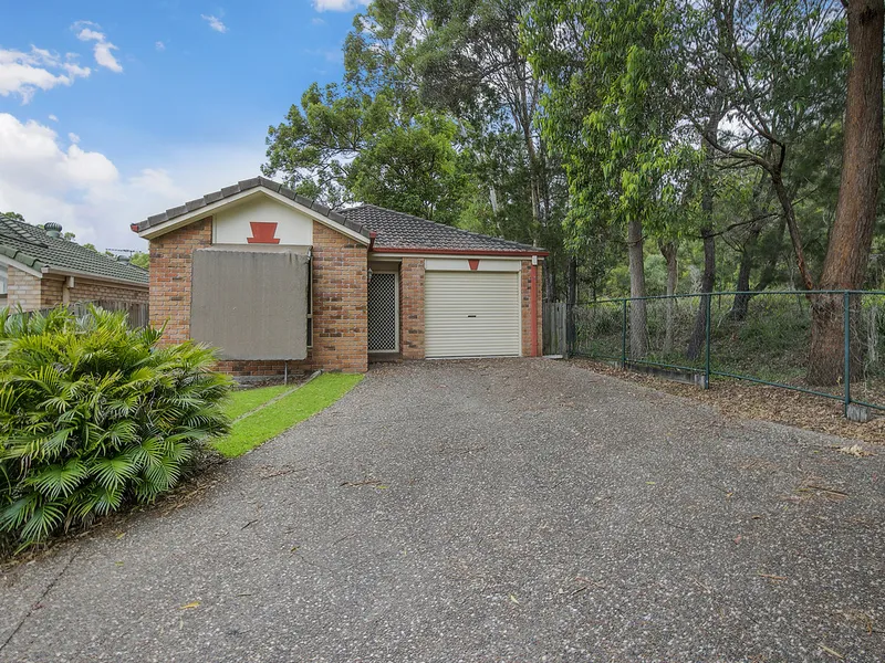 Fantastic low-set home in a handy location, next to a beautiful nature reserve!