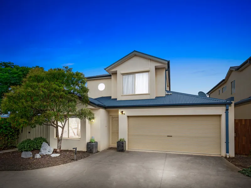 LOW MAINTENANCE TOWNHOUSE IN SOUGHT AFTER SOUTH SIDE OF WERRIBEE - WALK TO EVERYTHING!