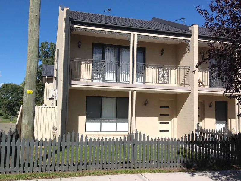 Modern three bedroom terrace close to shops