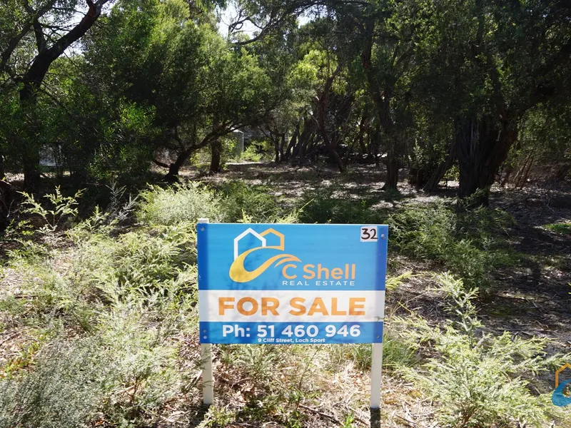 BEACH BLOCK ONLY A SHORT WALK FROM THE WATERS EDGE!