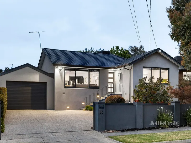 Captivating Single-Level Entertainer!