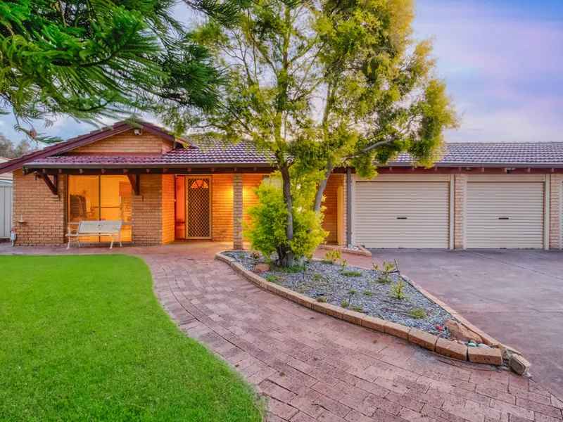 TRIPLE CAR GARAGE + POOL!