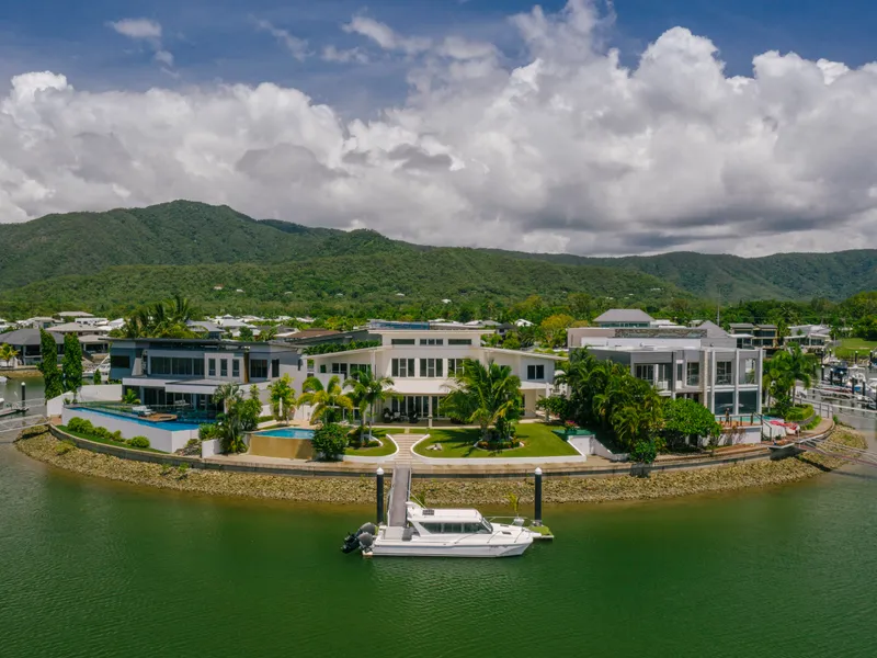 BLUEWATER'S BEST POSITION WITH 40M FRONTAGE