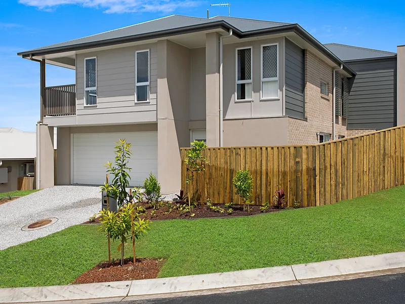 Modern Low maintenance Spacious Home - Great Location !!!