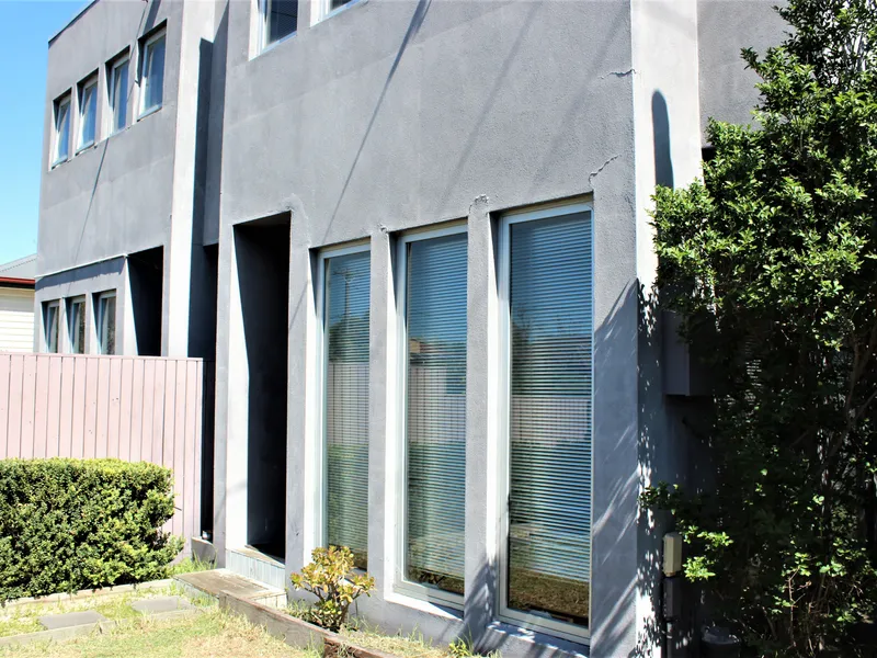 WALK TO POPULAR STATION STREET CAFES & EATERIES