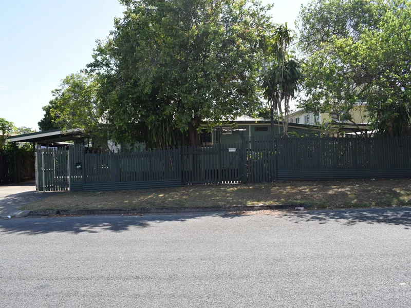 HUGE FAMILY HOME WITH LARGE GARDEN & SEPARATE GRANNY FLAT - FULLY AIR CONDITIONED – PET FRIENDLY