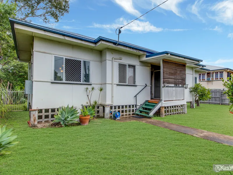 SPACIOUS LOW SET HOME ON A LEVEL FENCED 809m2 ALLOTMENT - AIR CONDITIONED AND A NEW ROOF.