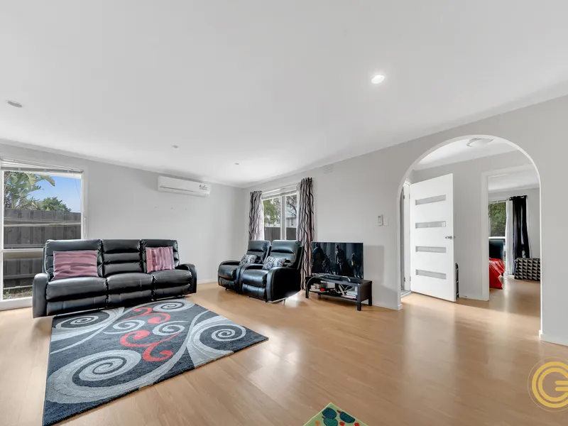 IMPECCABLY PRESENTED , LOW MAINTENANCE ,  CLOSE TO ALL AMENITIES!