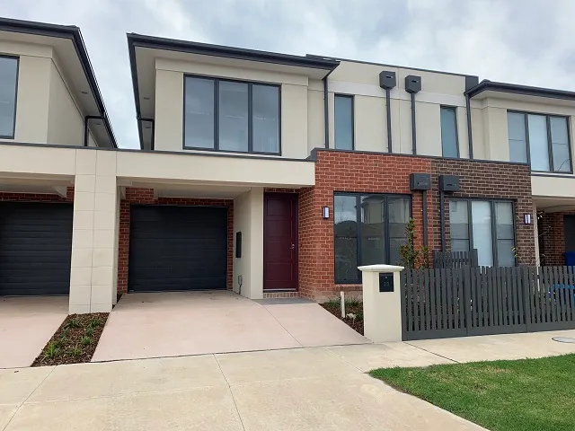 Central Narre Warren Townhouse