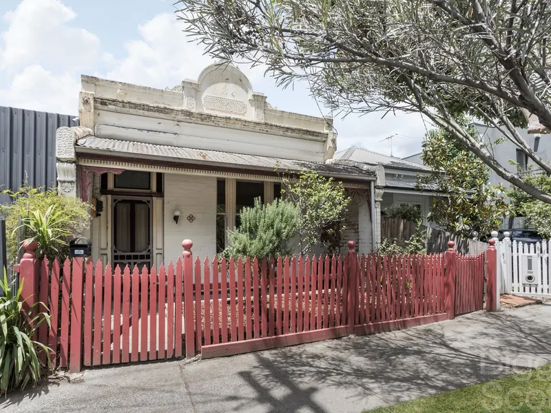 NO HERITAGE OVERLAY & LOTS OF POTENTIAL