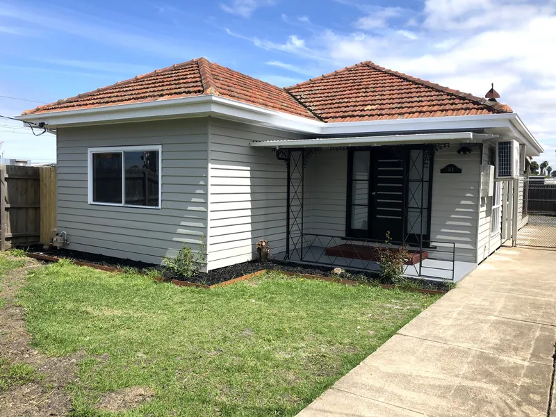 Beautifully Renovated Family Home Minutes from Beaches
