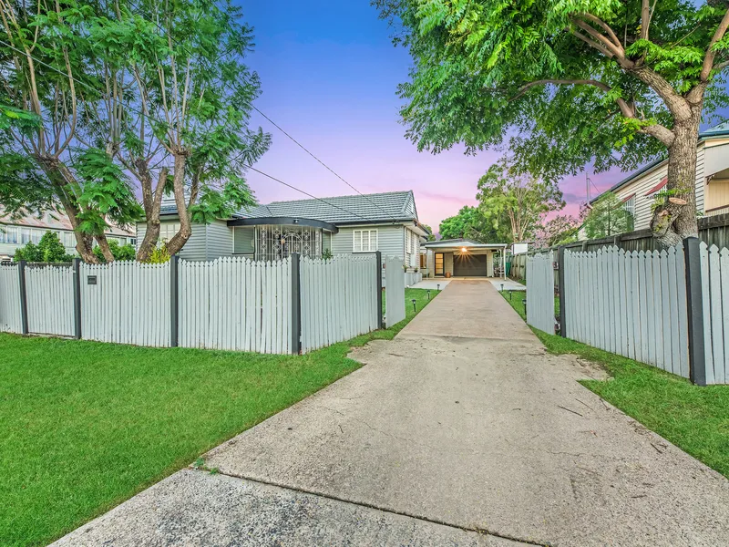 1950'S CHARACTER STYLE HOME ON A HUGE BLOCK! !!!!FLOOD FREE!!!!