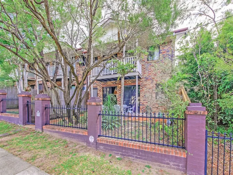 Fantastic Two Level Townhouse - Coorparoo!