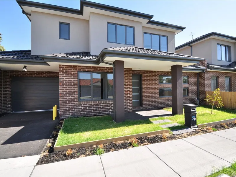 Near Clayton & Westall Station! Two Storey 4-Bedroom Family Home