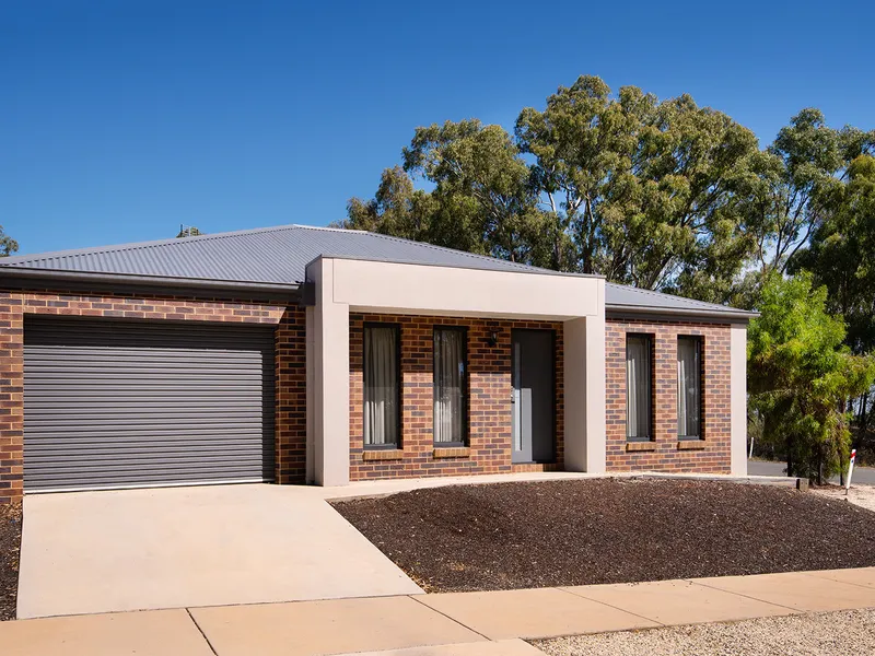 MODERN TWO BEDROOM, TWO BATHROOM TOWNHOUSE