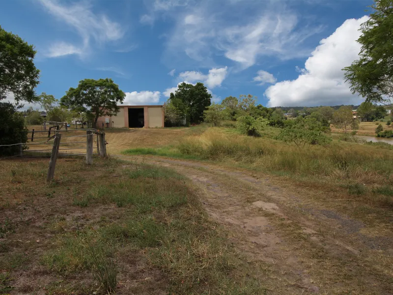 ABSOLUTE WATER FRONT! BEAUTIFUL CITY LIVING IN RURAL ENVIRONMENT!