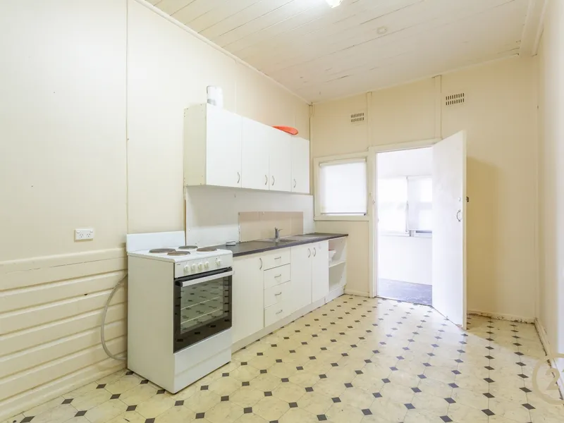 SITUATED WITHIN WALKING DISTANCE OF SCHOOL, LOCAL SHOPS AND GLENQUARIE TOWN CENTRE