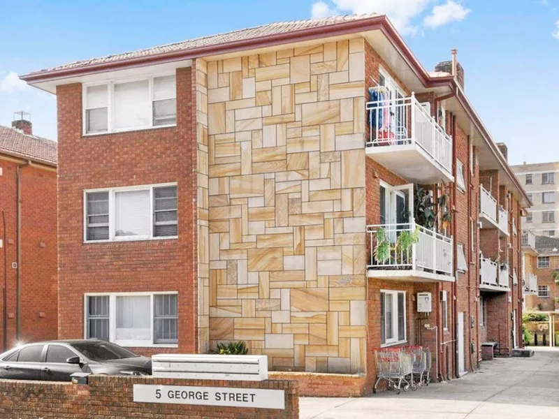 GREAT LOCATION JUST AROUND THE CORNER FROM WESTFIELDS AND STATION