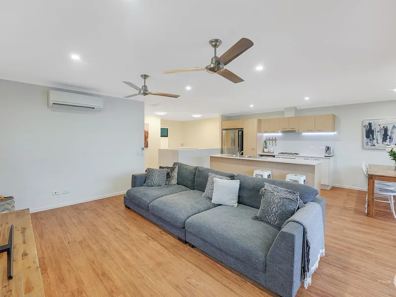 Stunning Spacious Town Home Close to Parkland