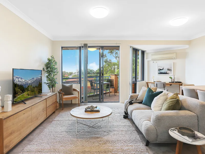 Top floor apartment with north views to the city