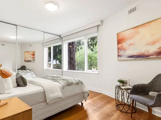 SPACIOUS 3-4 BED APARTMENT WITH COMMUNAL ROOFTOP & WATER INCL