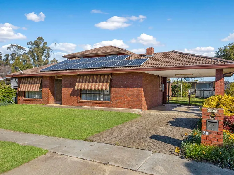 Family Home meters from Cohuna School