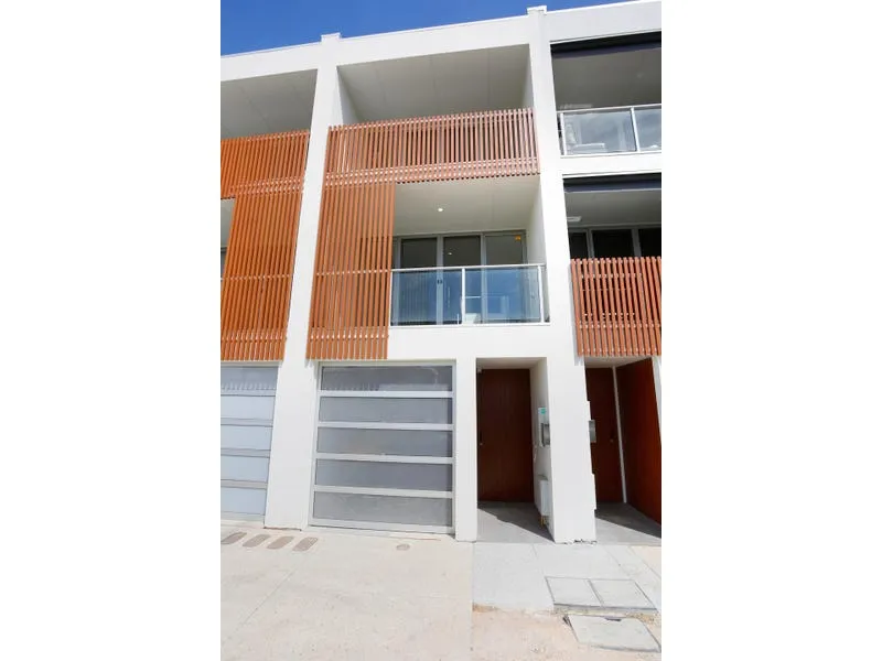 Three-Storey, Three Bedroom Townhouse In Lightsview!