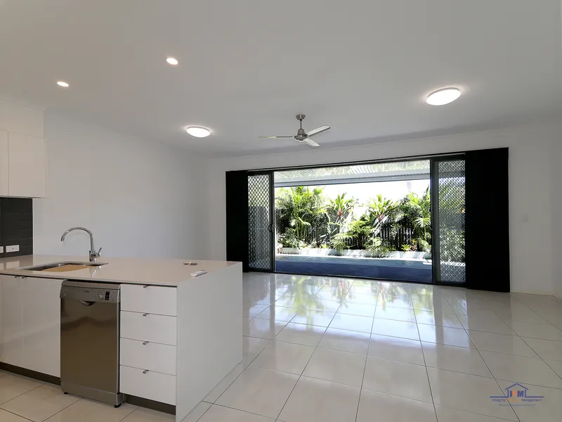 Beautiful townhouse - ready to move in now! *UNDER APPLICATION*