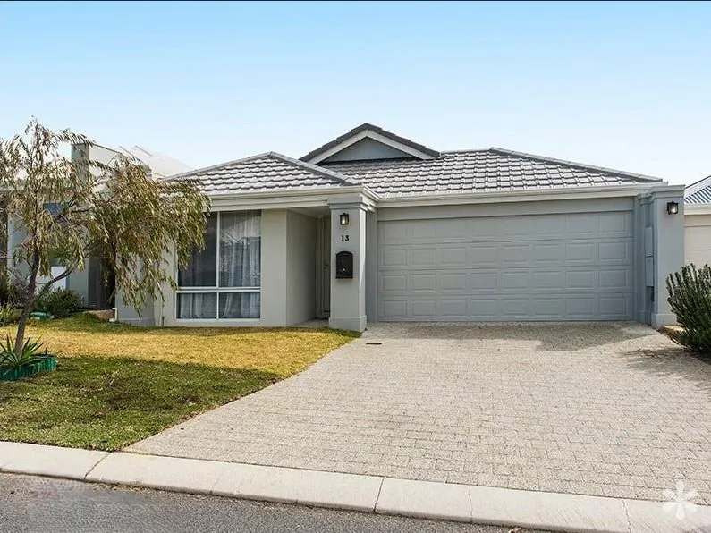 Coastal Comfort: Stylish 3-Bedroom Home Near Eden Beach Foreshore