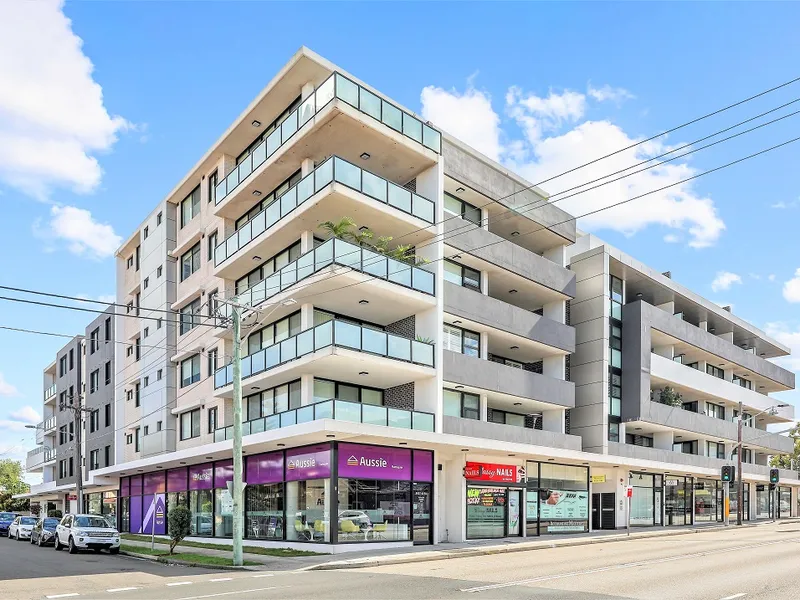 Light Filled Modern and Luxury 2 bedroom Apartment with 2 Car Spaces